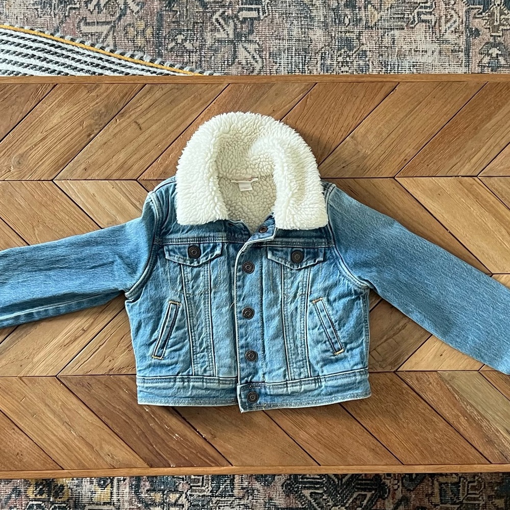 Cat & Jack girls XS (4/5) Jean jacket with Sherpa lining.